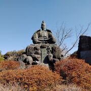 鎌倉の自然が楽しめる公園には源頼朝像があります