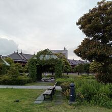 旧税関事務所遺構も