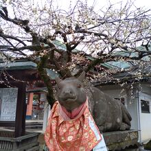 「撫牛信仰」として広がり、横たわった牛の像