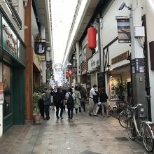 平日の昼間だったがそこそこの観光客らしき人達が歩いていた。