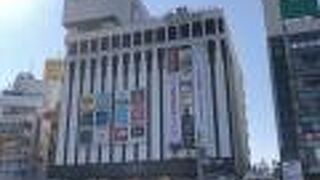 駅前の便利なマルイ。