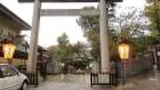 上野公園の中に花園稲荷と並んでいます。