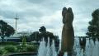 花壇を手入れしていらっしゃる職人さんの努力の賜物