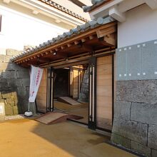 枡形も小規模で御廊下橋で塞がれているので正面から見れない