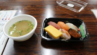 勝手丼が有名ですが、総菜も充実