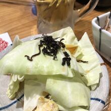 ではビールを…キャベツはお通し