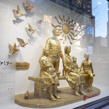 （たまたまですが）ショーウィンドウも金ピカ！