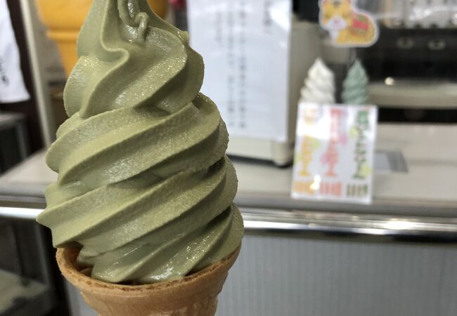 昆布のソフトクリームがあります。