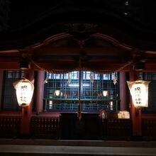 ぼんやりとちょうちんの明かりがともる。