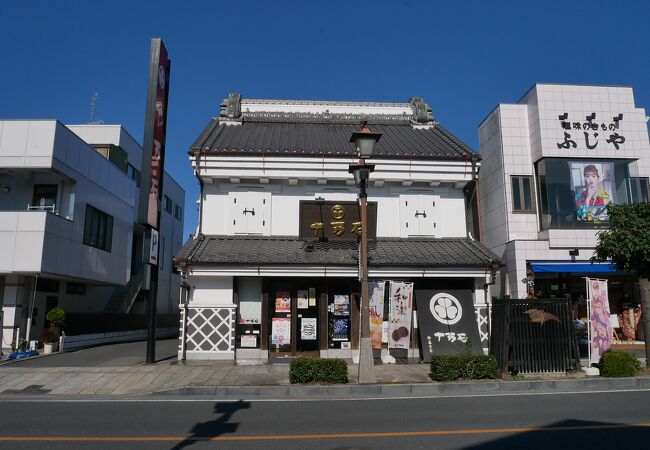 重厚な蔵造りの本店