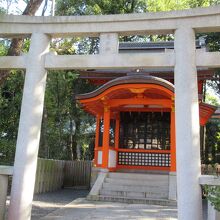 西楼門から入るとすぐにある社殿