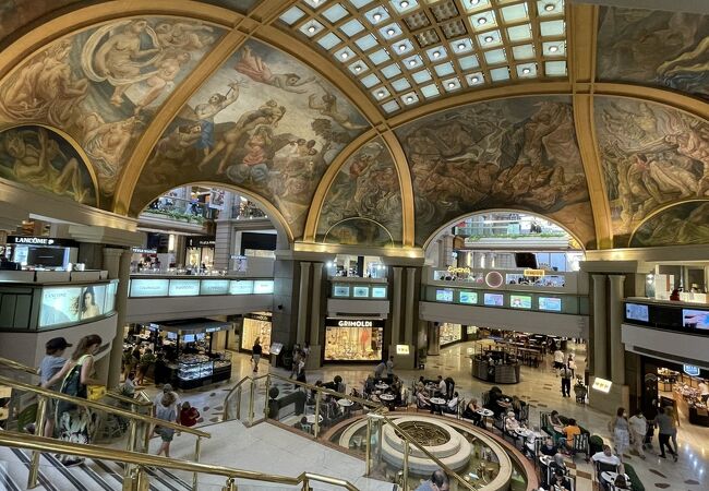 観光客に便利な立地のショッピングセンター。中央のドームの壁画がきれいです