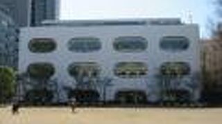 武蔵境駅前に建つ、市民のための複合施設です