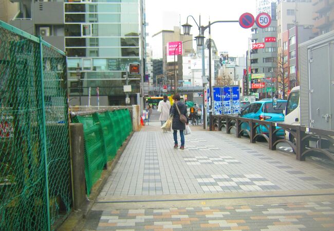 渋谷川にかかる橋の一つです。