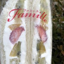 テイクアウトのフルーツサンド。