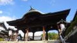 境内は静かで穏やかな雰囲気