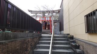 杖捨坂沿いに鎮座の小さな神社