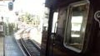 全線複線である伊丹線が始発駅塚口の手前で単線に替わる