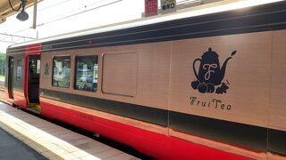 桃がごろごろ入った、美味しいタルトを食べながら列車旅を楽しみました。
