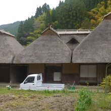 ３棟続きの寄棟造