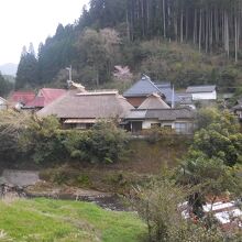 県道から見た田篭集落と平川家住宅