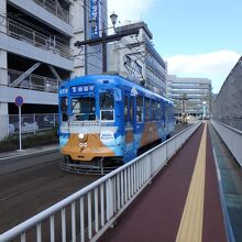 出島の裏手には路面電車が走っている