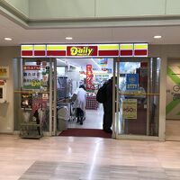 隣にコンビニがあります