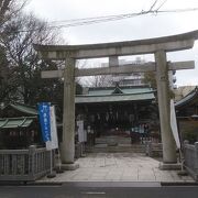 通りに建つ赤い鳥居が存在感を感じる神社