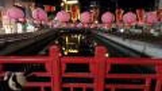 中華街の入口に架かる橋。広場もあり人々が集う場所