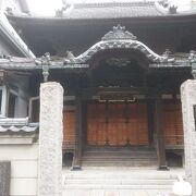 立派な雰囲気の本堂が印象的な寺院