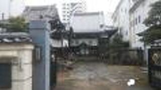 ２つのお堂が立ち並ぶ寺院