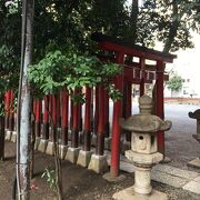 赤い鳥居が並ぶ花園神社内の稲荷神社