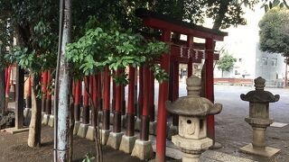 赤い鳥居が並ぶ花園神社内の稲荷神社