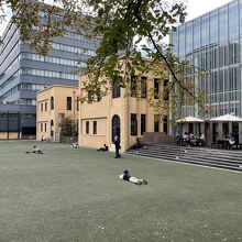 館内好きな場所で漫画を読めます