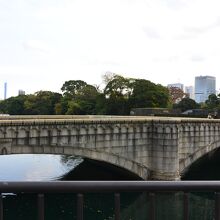 入口に続く橋。