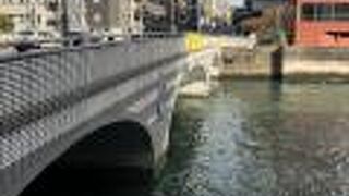 三連アーチが美しい橋。