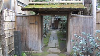 周囲から切り離したような静かな雰囲気