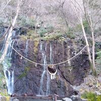 玉だれの滝はすぐ裏手。