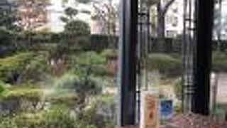 緑の庭に癒される落ち着いた空間。