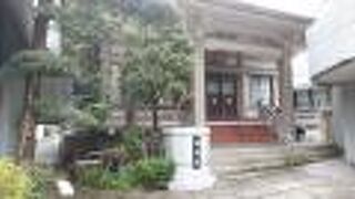 奥まったところに立派な本堂あり