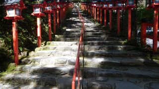 朱塗りの灯籠が印象的な縁結びのスポット