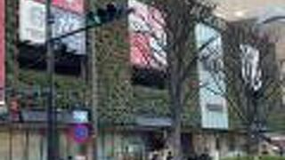 色んなお店が入り混じる楽しいスポット