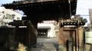 大きな銅造地蔵菩薩像がお祀りされています