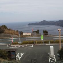 振り返ると海が見える