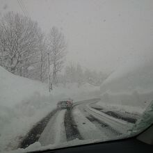 道路の雪の壁がすごいです