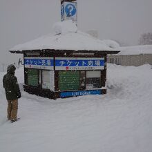 チケットセンター。埋もれてます