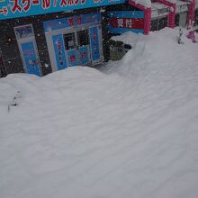 積雪がすごくて、入り口まで下り用の雪の階段