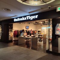 オニツカタイガー (キャナルシティ博多店)