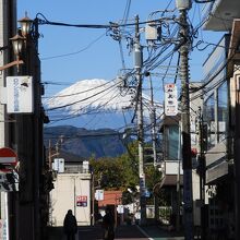 駅前の商店街と富士山