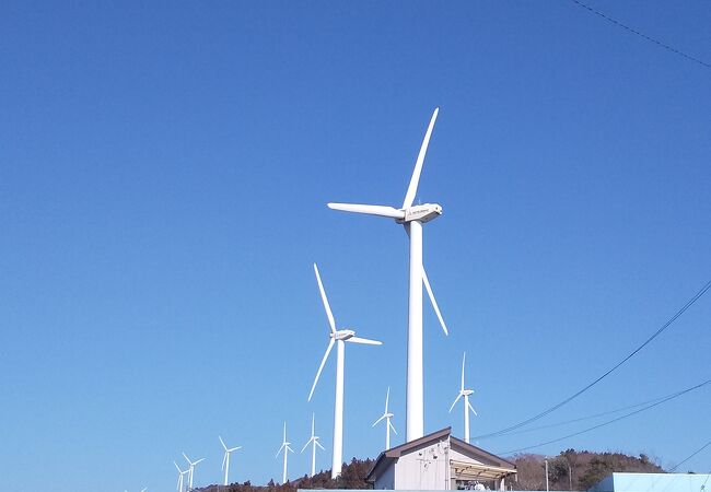 原子力発電所の町に風力発電
